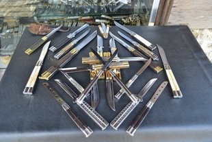 balisong-ondisplay-in-front-of-the-store.jpg