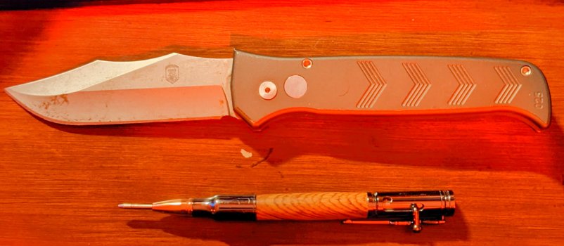 Auto knife left facing.jpg